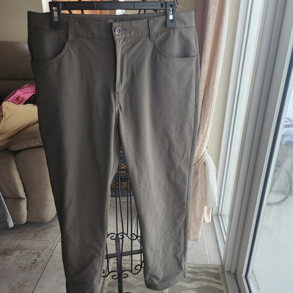Vuori men green pants size 34